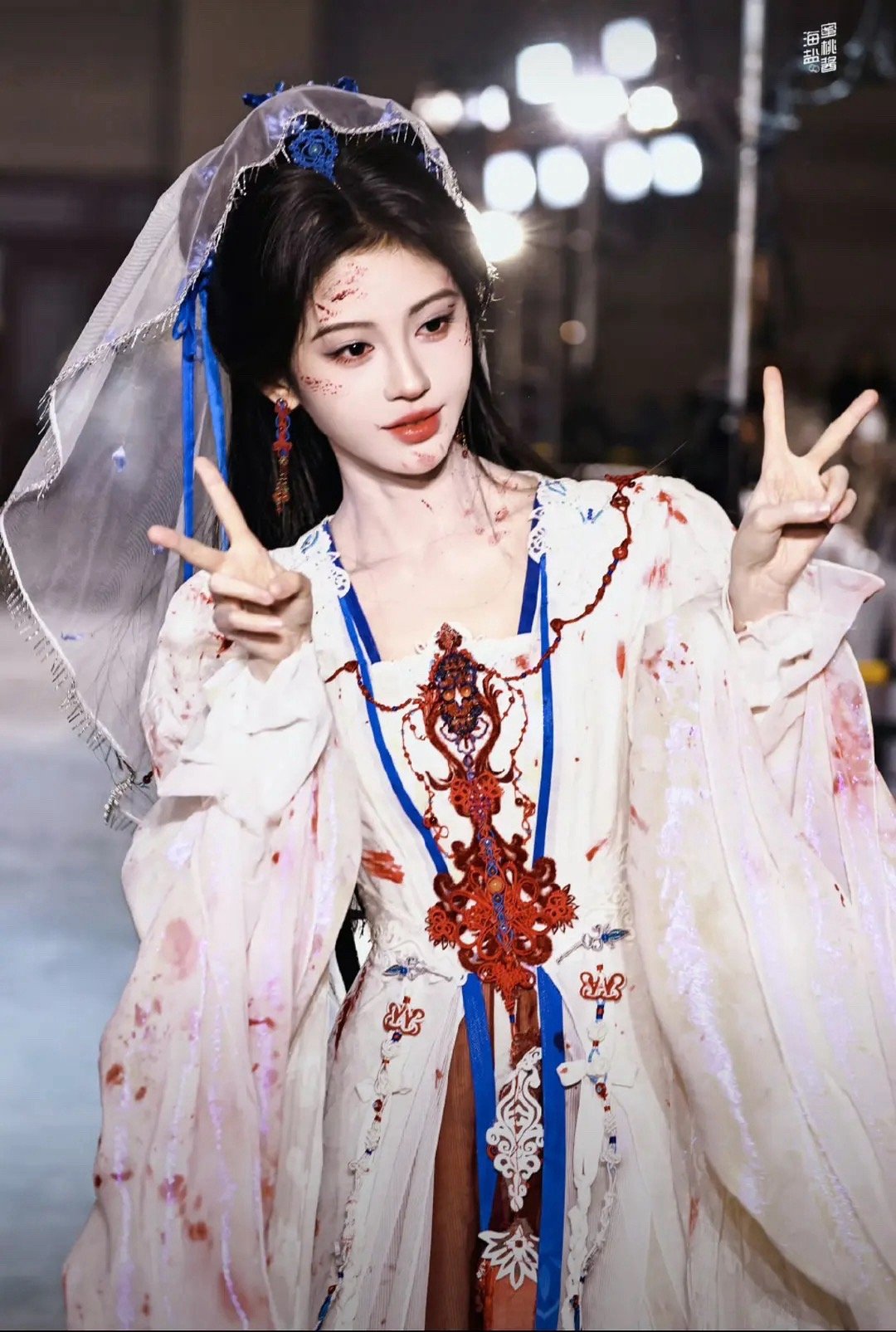 鞠婧祎来战杀青鞠婧祎《来战》杀青的这套战损简直张张神图，温柔又有神性，和粉丝的杀