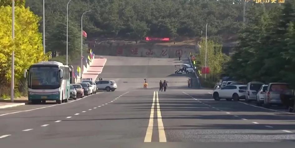 即墨区盟旺山公园西侧入口两侧新规划了停车位，顺向停车，去公园健身锻炼的有地方停车