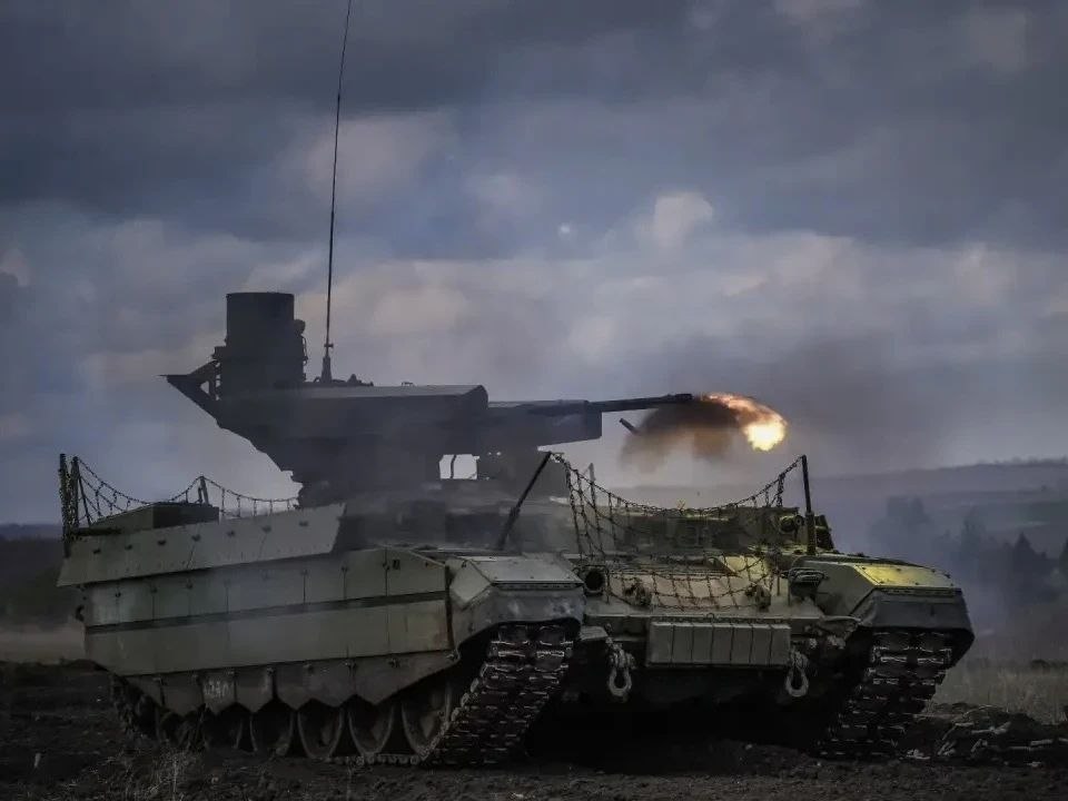 俄军第90装甲师第6坦克团的BMPT战斗支援车在训练场进行战术训练图片来源：乌拉