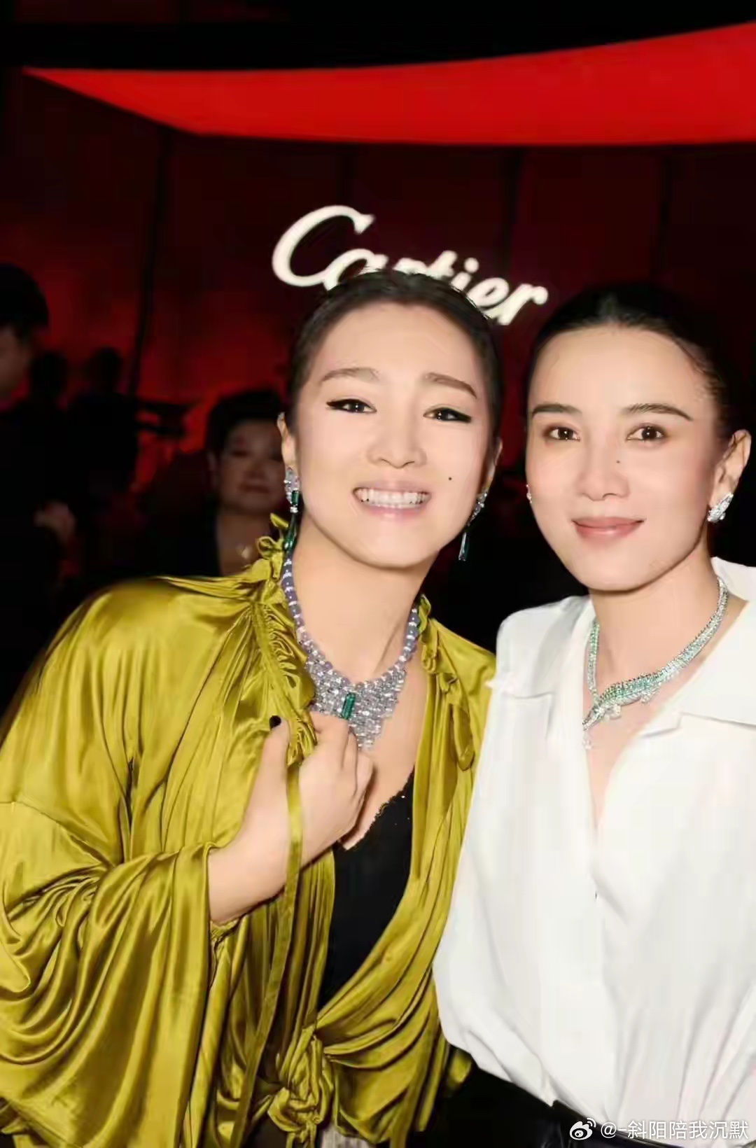 本来对巩俐脸小没有概念，直到看了她跟那英的合影，真人脸巨小气场超强 