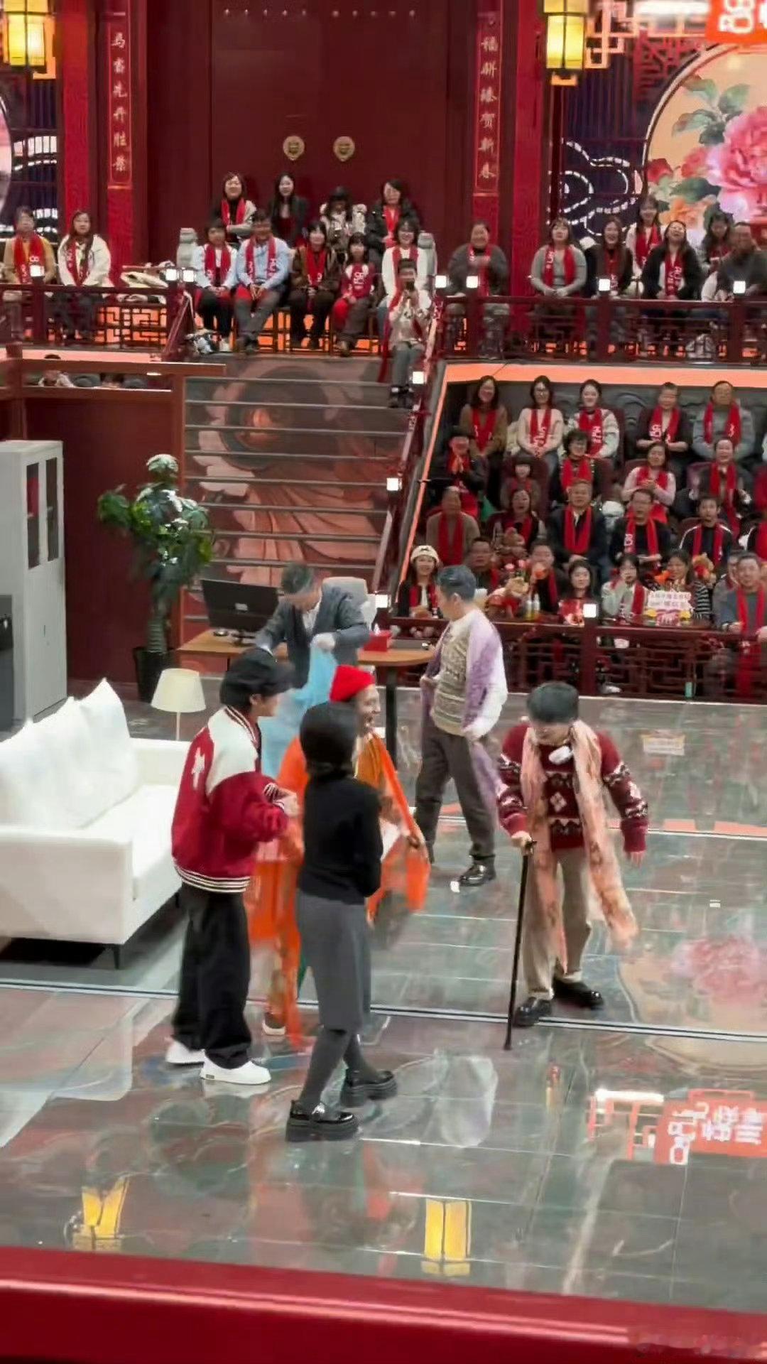 周深加盟2026辽宁春晚辽宁春晚 马年辽视春晚超有料！周深携治愈歌声陪你过年，还