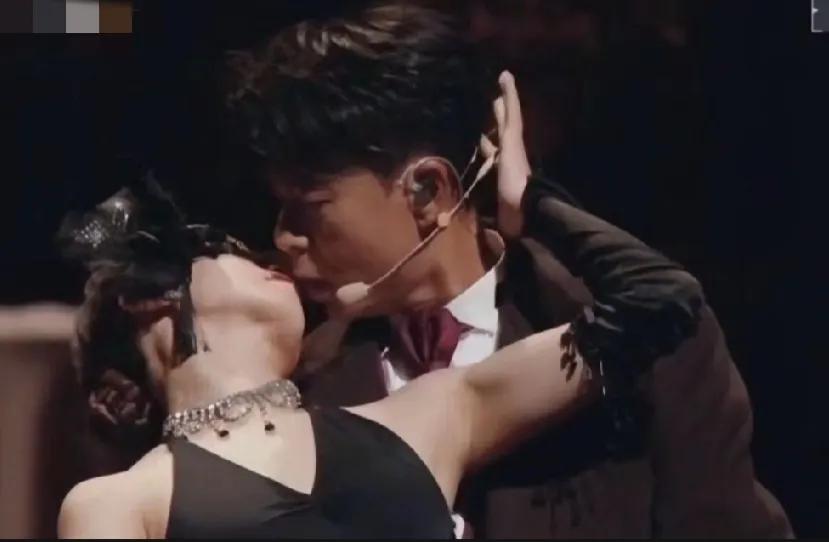 9月26日，李克勤突然引发了热议，只因为他在舞台上表演的时候有一个场景是需要和女