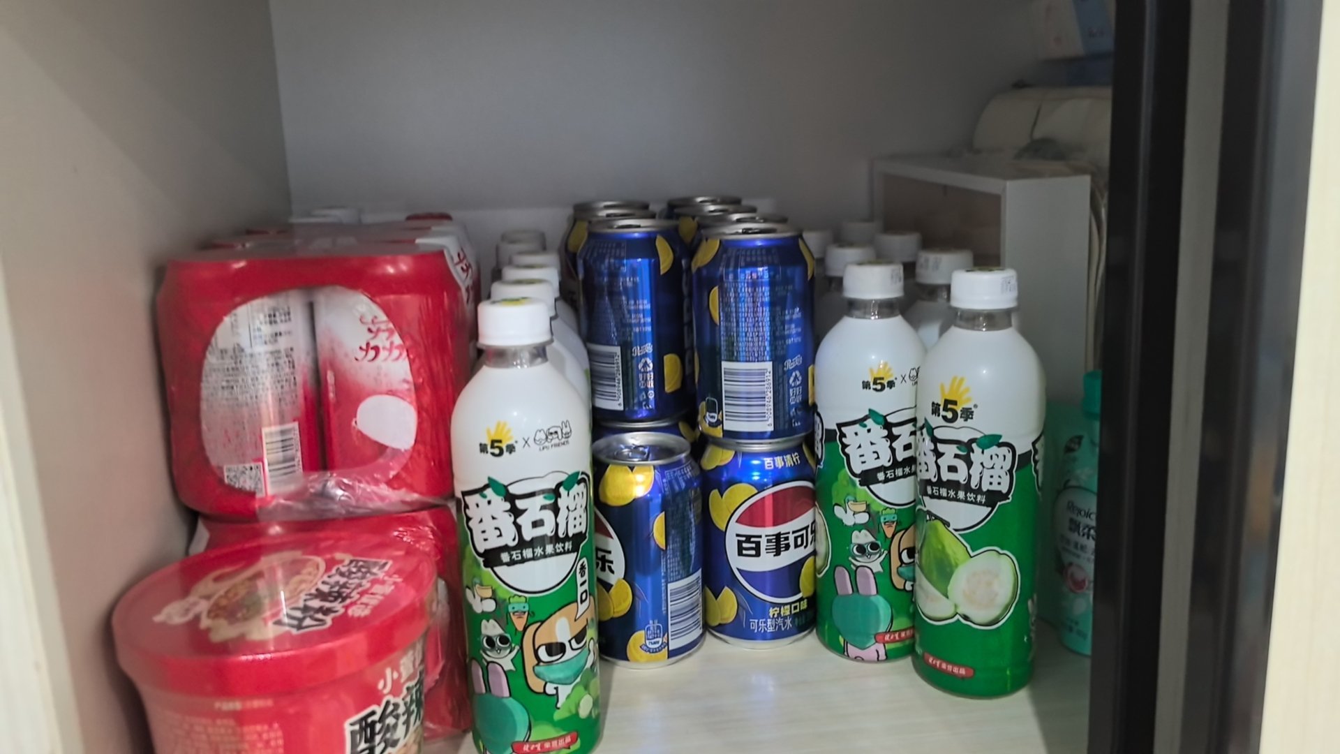 感觉闹饥荒了 我一觉醒来买了五六十瓶饮料还有十瓶脉动在路上 