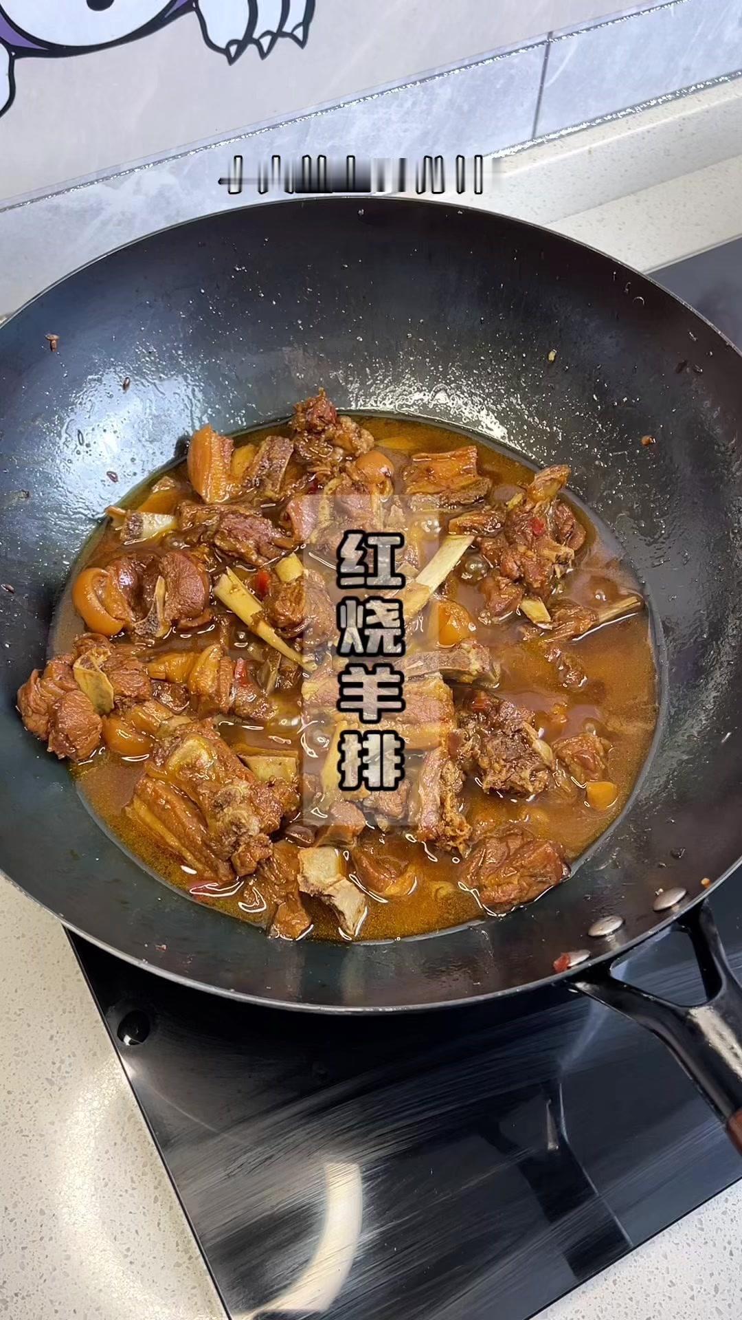 🔥步骤简单，味道浓郁，想吃谁做的就@谁！

1️⃣冷水下锅，加入羊肉、葱、姜、