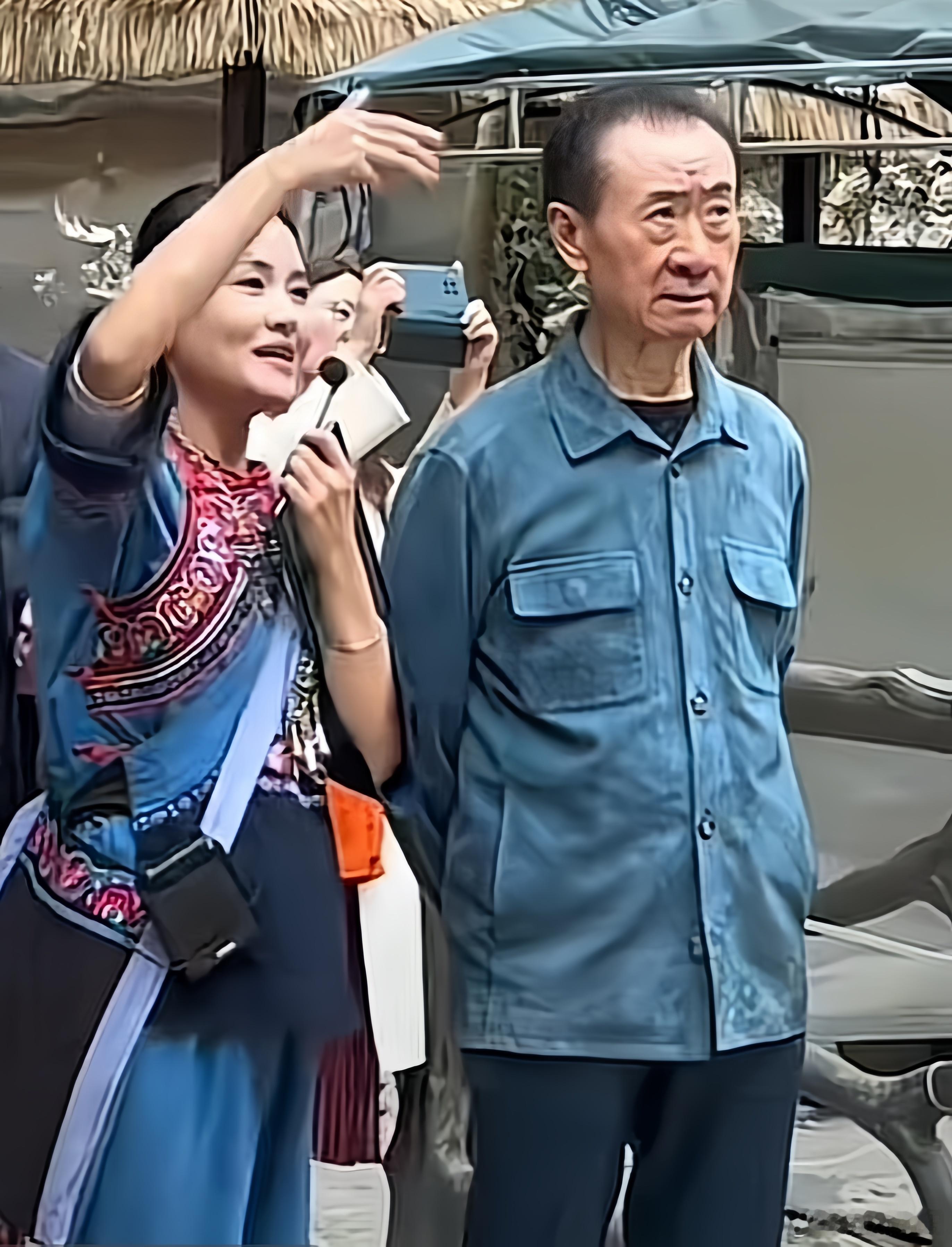 《王健林在贵州》1、瘦了，老了，还在努力化债。2、这衣服，颜色和款式一言难尽。3