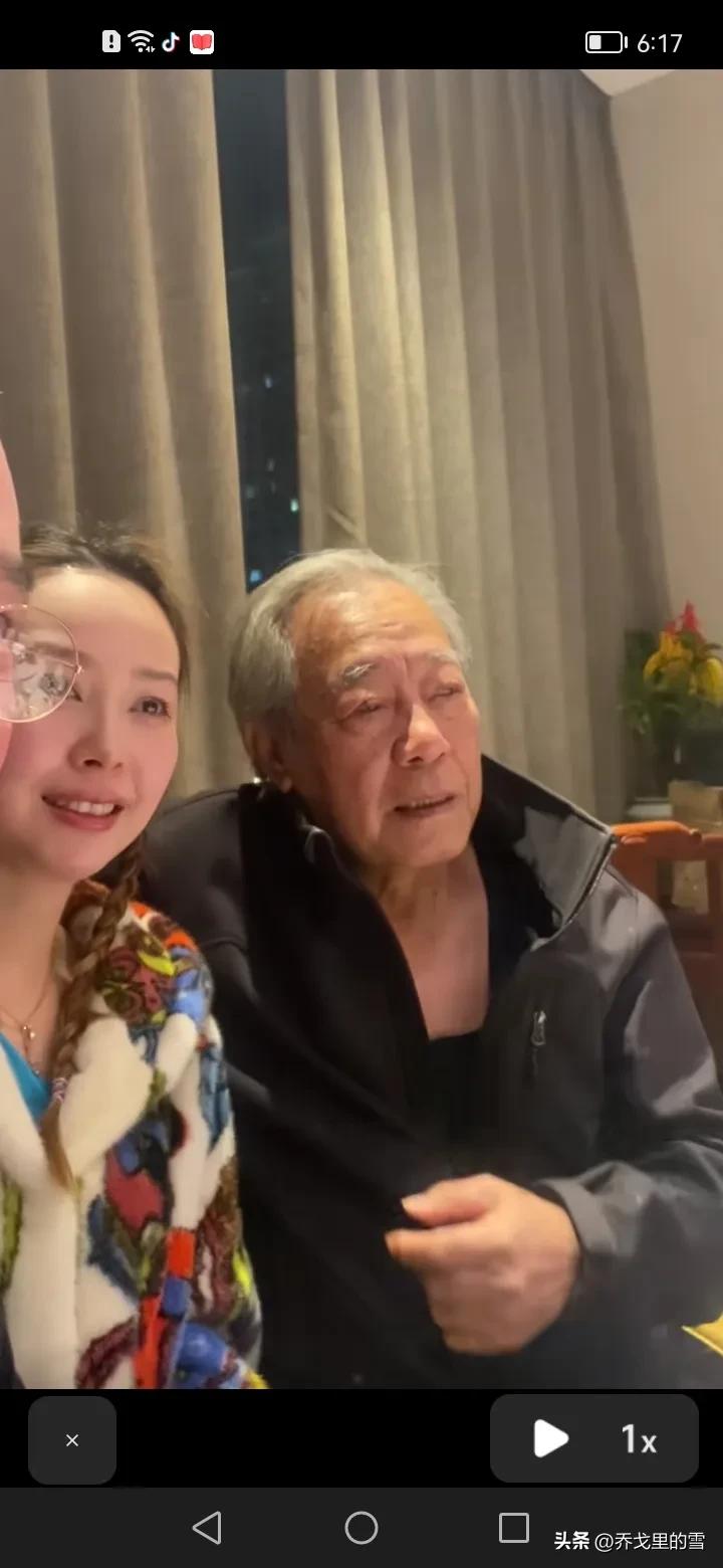 老演员冯恩鹤与友人聚餐时的一幕。

一晃儿，时间都溜走了，吴站长也老了。

则成