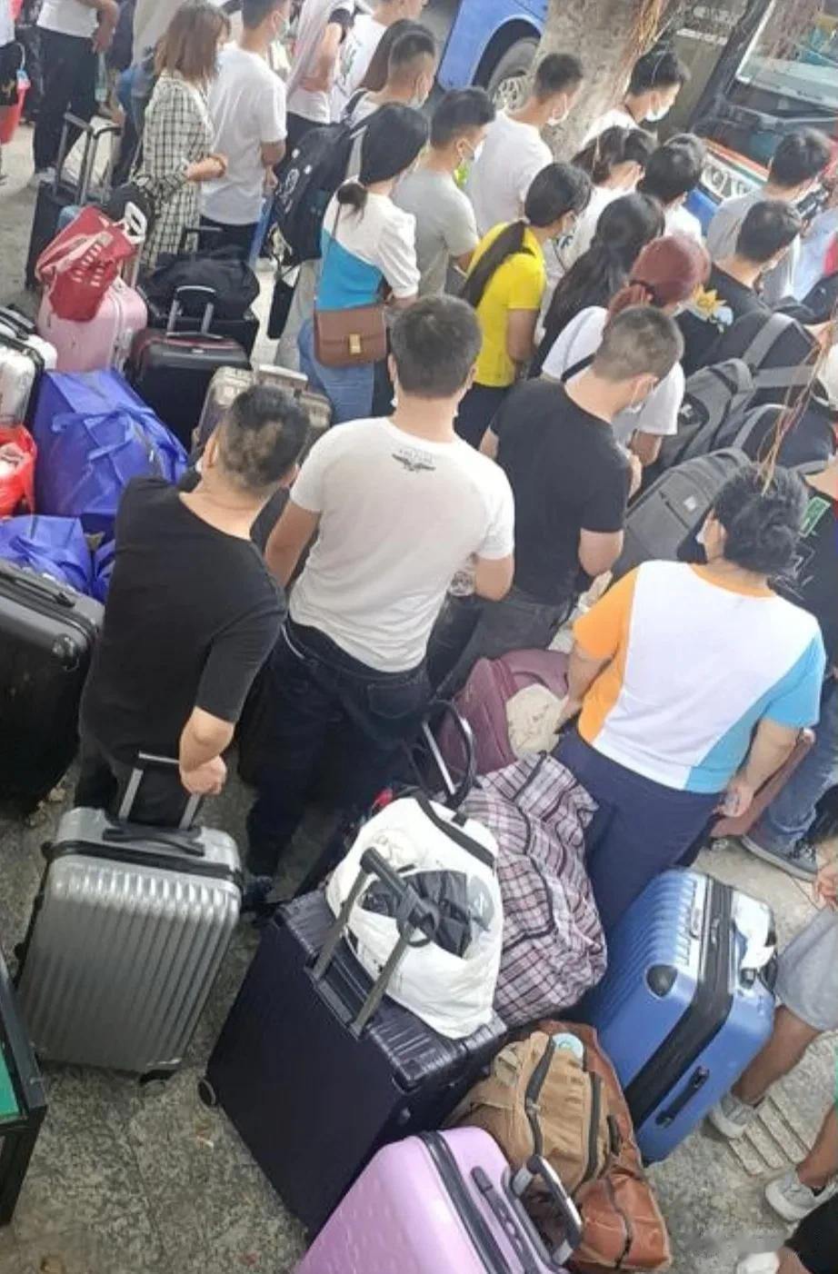 富士康宣布“5天8小时工作制”后偷着乐，是什么心态？

被查后敢怒不敢言，于是找