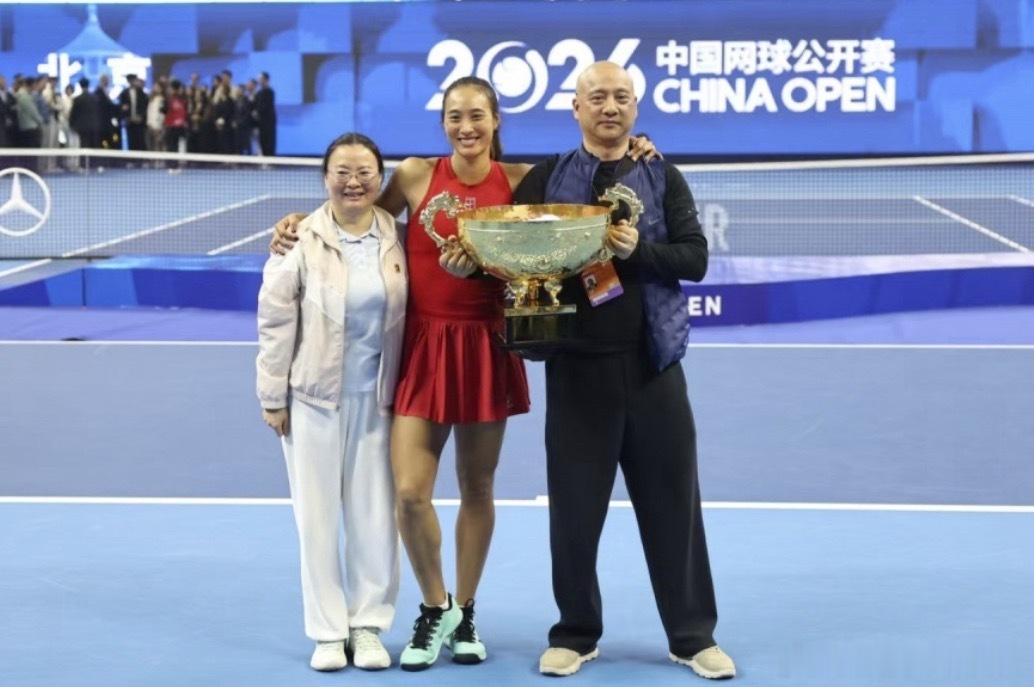 【郑钦文爸爸卖房支持女儿打网球】一个冠军的背后离不开一个家庭的托举在昨晚郑钦文捧