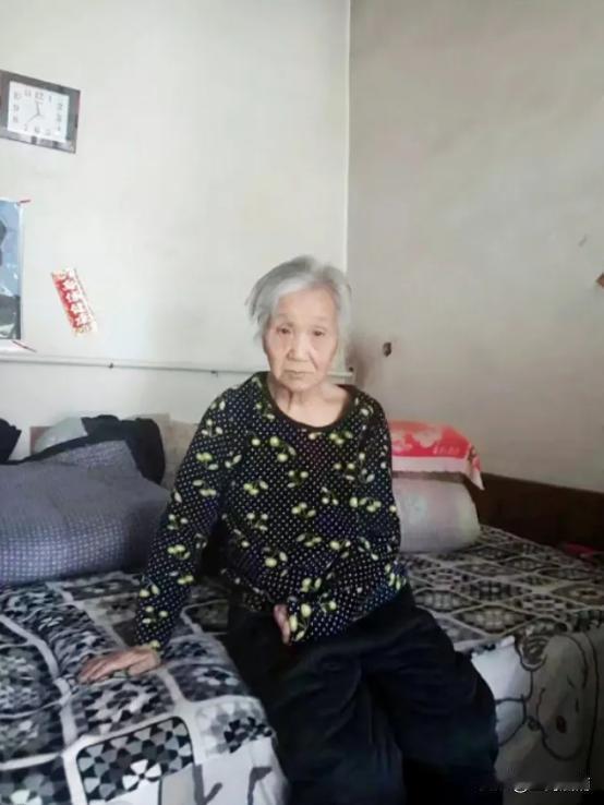 我婶子今年68了，也是丁克。三年前我结婚的时候，跟她借了10万块钱。昨天去还钱的