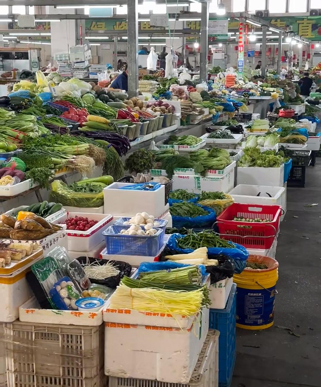 告诉你们个秘密：

1.一定要买品相不好的蔬菜和水果，因为它是纯天然的，只是品相