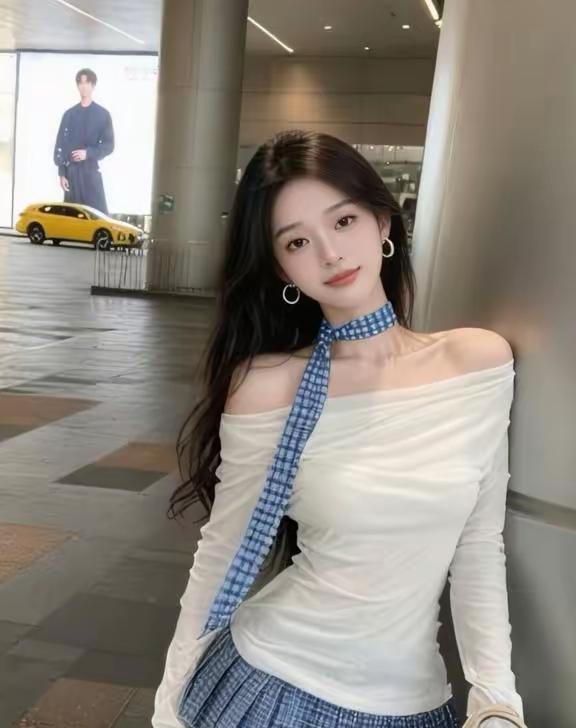 🩵 今日份甜酷穿搭就位～露肩白T配格纹元素，松弛又带点小俏皮，在街头随便一靠都