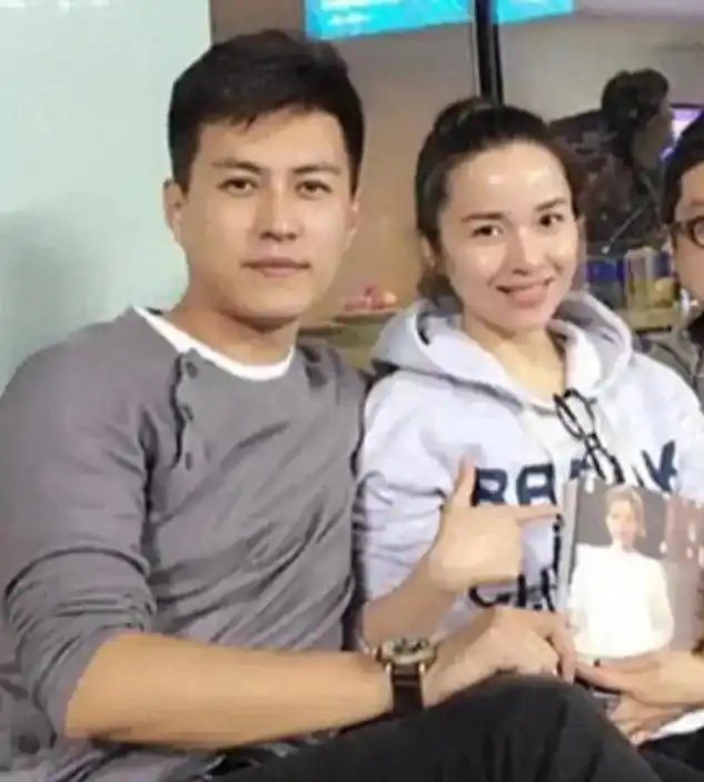 靳东老婆晒近照，打扮朴素气质绝佳，谈不上惊艳却越看越舒服！ ​​​