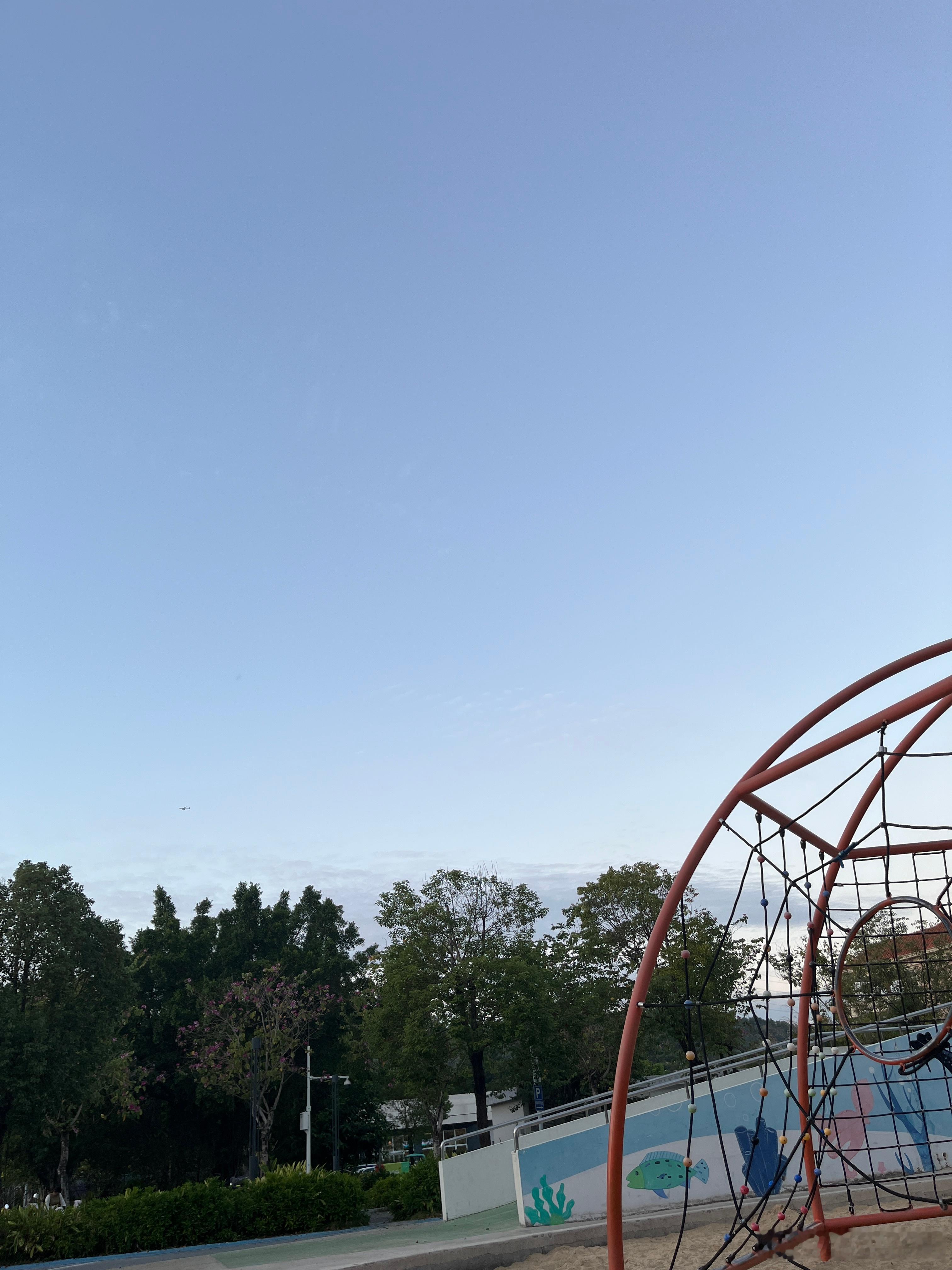 昨晚看到3架飞机飞过去，娃说妈妈你看✈️叫一大堆石头，说是宝石，认认真真的捡，叫