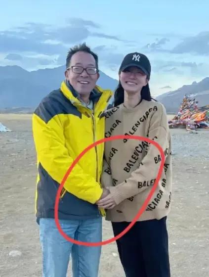 不要脸了！俞敏洪与美女合影姿势惹争议：公众人物行为尺度待审视，师德师风何处安放？