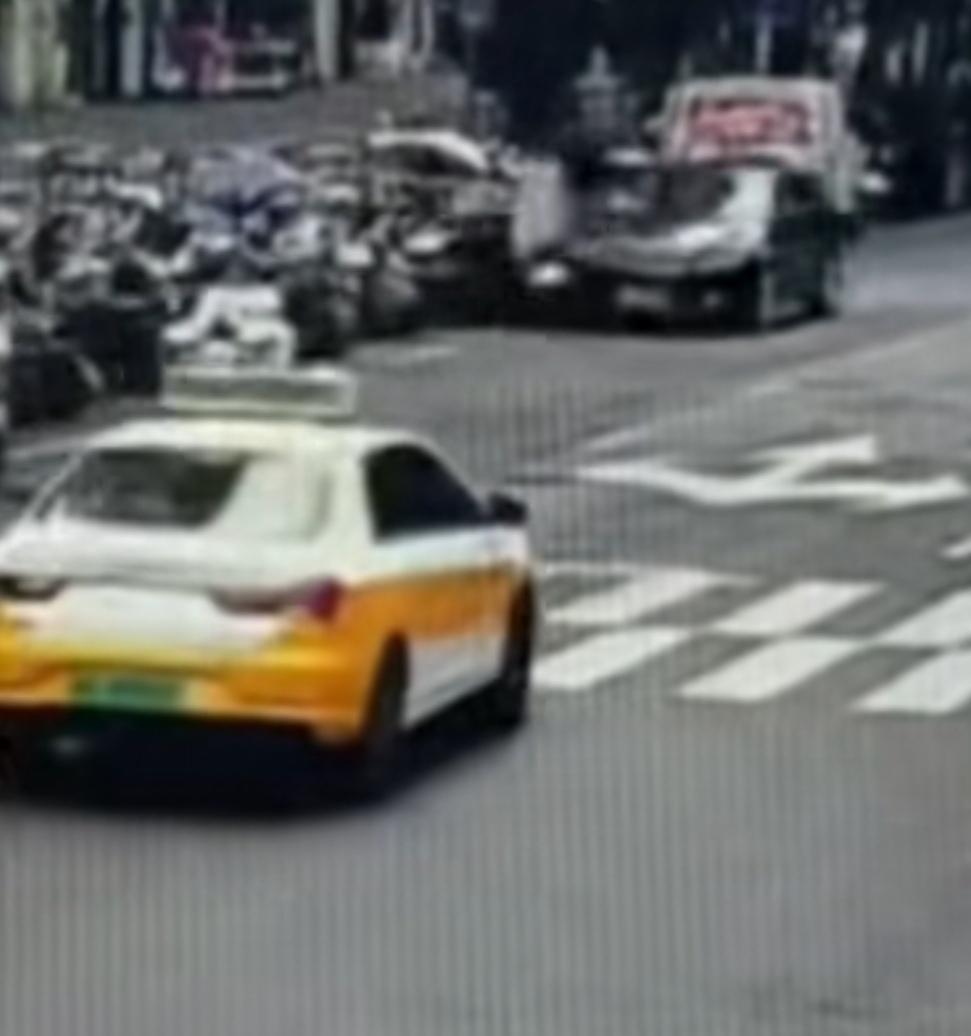 今日突发危险一幕！一黑色轿车逆行，冲撞多辆电动自行车，致多人受伤送医，所幸没有造