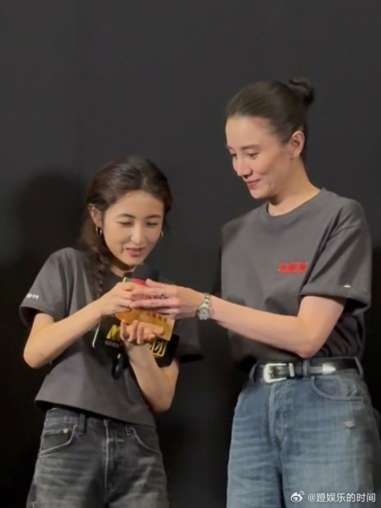 宋佳看张子枫戏里戏外都是欣赏  宋佳在首映礼看张子枫的眼神太温柔！是发自内心的欣