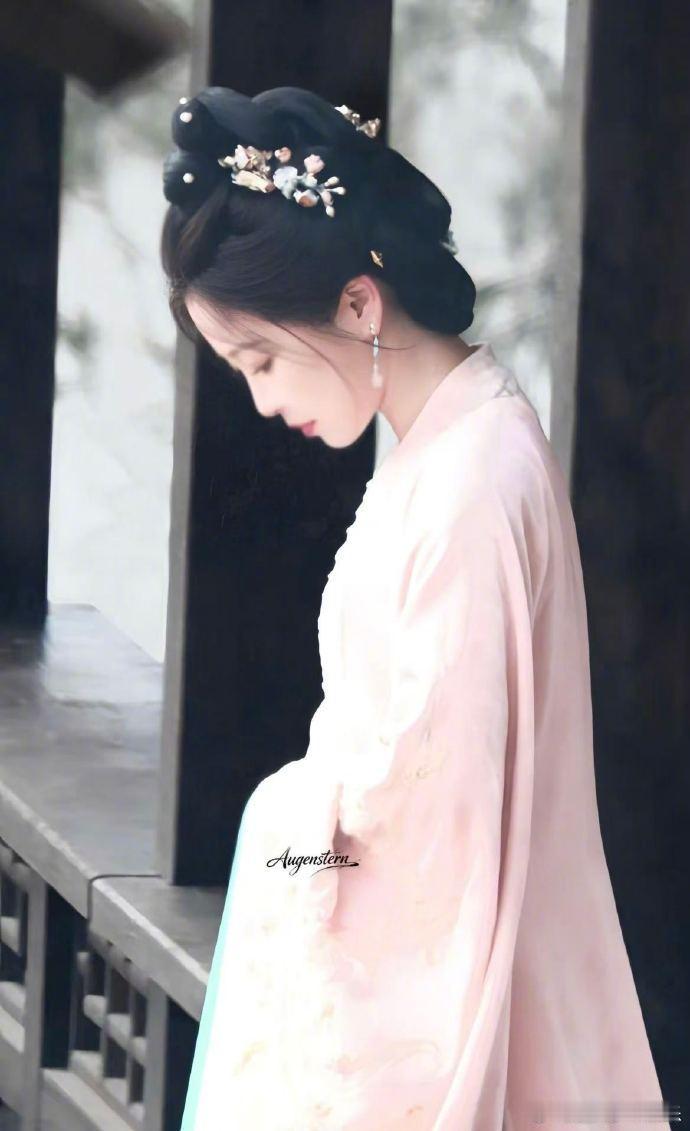 虞书欣粉色温婉主母虞书欣这波粉色温婉主母造型杀疯了！素色场景里的一抹粉超吸睛，眉