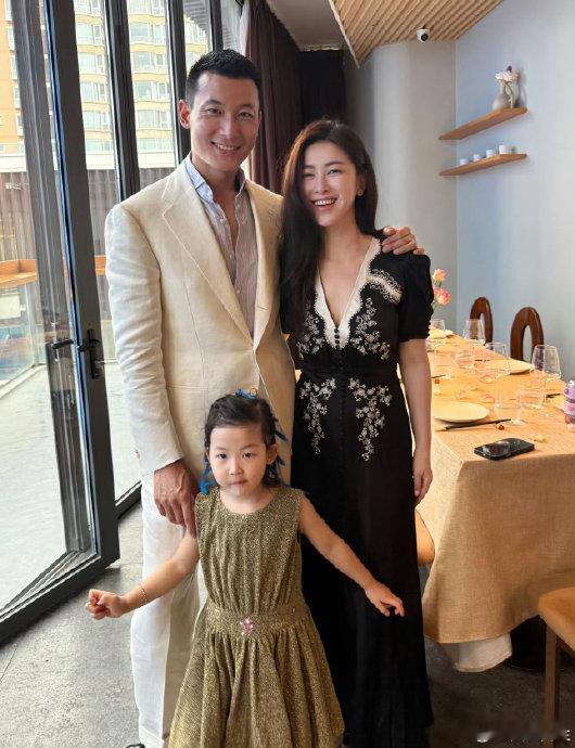 朱珠 面无表情把老公挤开家人们，最近娱乐圈又有小八卦啦！不知道你们有没有刷到朱珠