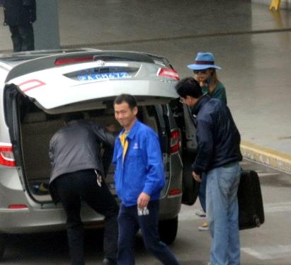 一男子将车送去维修，手机却突然收到提示，他打开摄像头一看，发现自己车上的4个轮胎