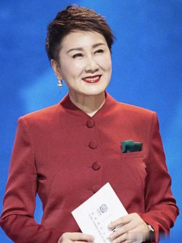 张凯丽是一位备受赞誉的演员，她的出色表现和才华让她在演艺界获得了无数荣誉和成就。