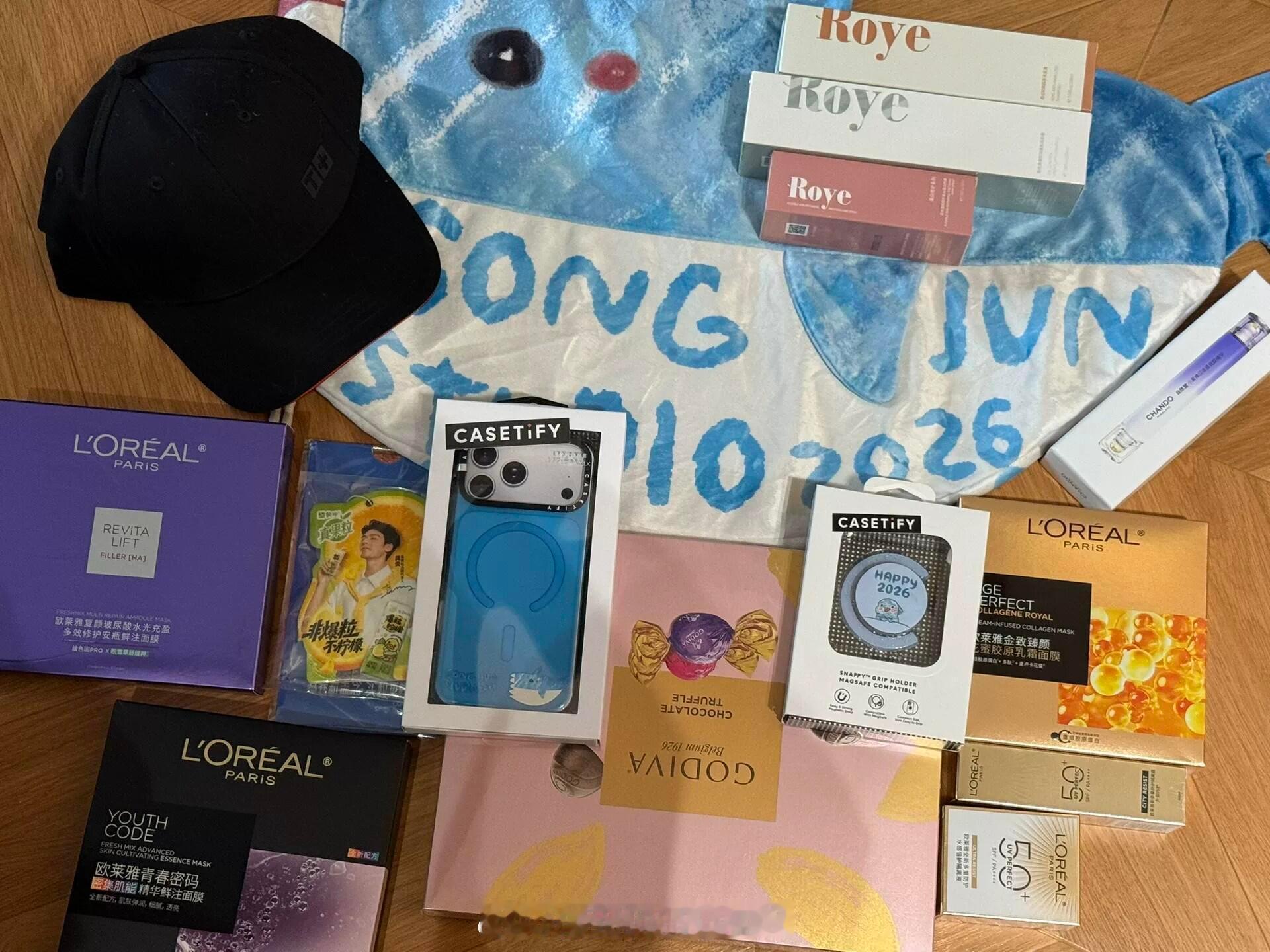 龚俊新年礼盒看得我好心动啊，精美又实用，吃的喝的用的全都有，价值2500+，好大