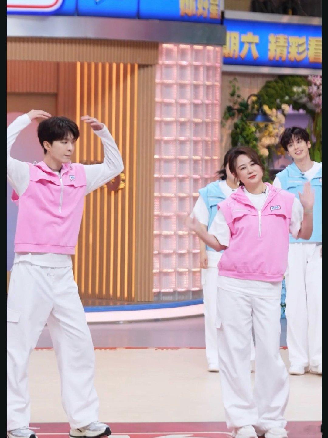 马丽范丞丞舞姿很曼妙  马丽范丞丞跳舞这段，马丽全程元气满满，丞丞偷学动作的样子