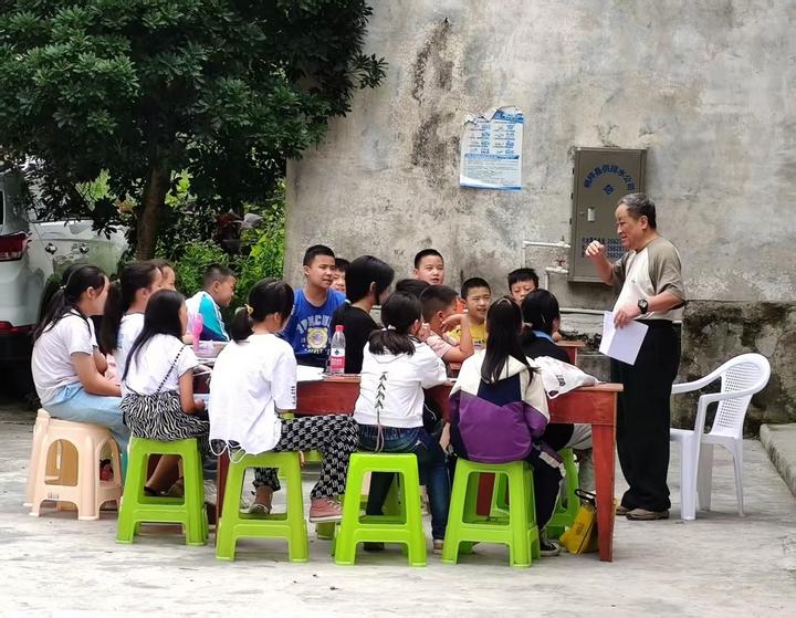 重庆一76岁退休老教授去贵州山区避暑，看到当地的孩子学习条件差，英语发音不标准，