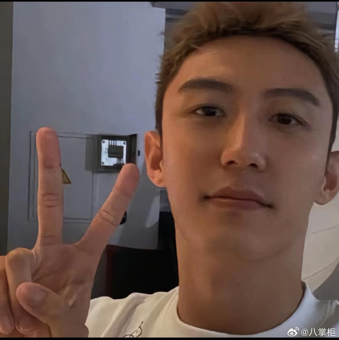 黄景瑜coser时期旧照黄景瑜早期cos洗把脸就上了 全网都在找的 “拿大刀那哥