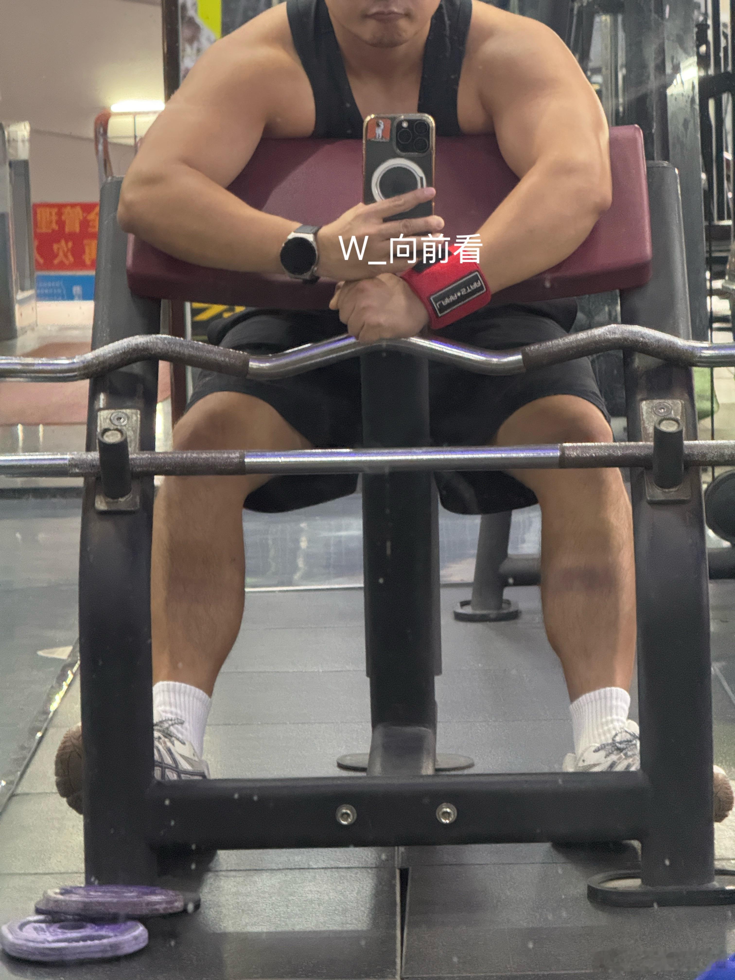 手臂💪练完了！这姿势拍照效果有点夸张了！照骗感！线条明显一点就更好了！