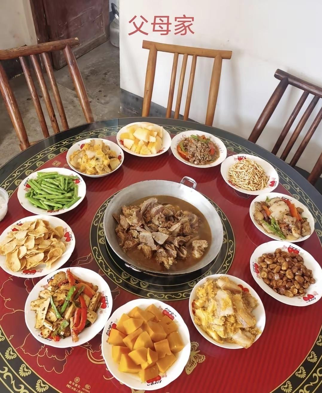 两桌菜，友友们你觉得哪边好吃？