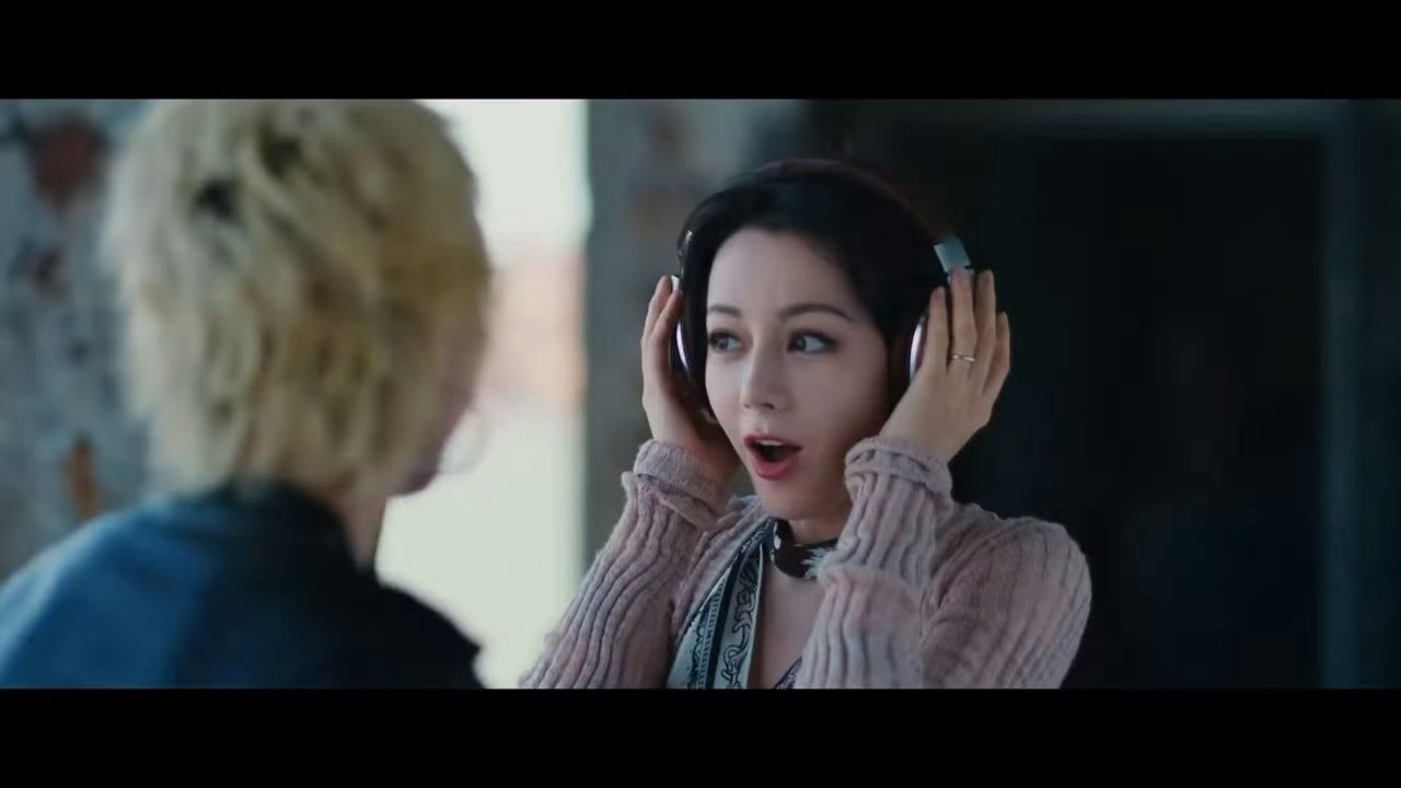 迪丽热巴卫兰 一人分饰两角 爱奇艺世界大会