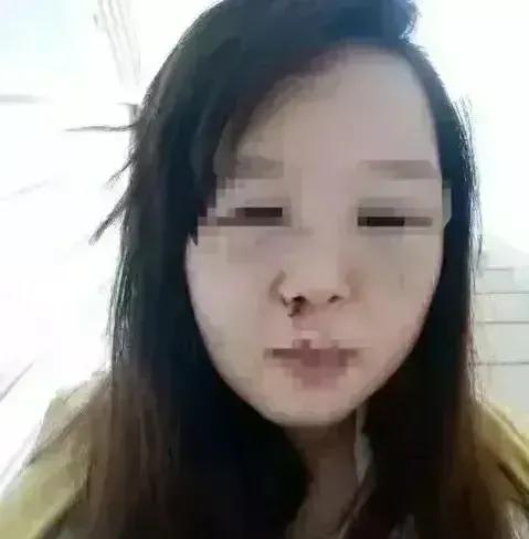 6：20，王女士接到了一个电话，告知她需要将车移走。于是，她匆匆洗漱完毕，开始化