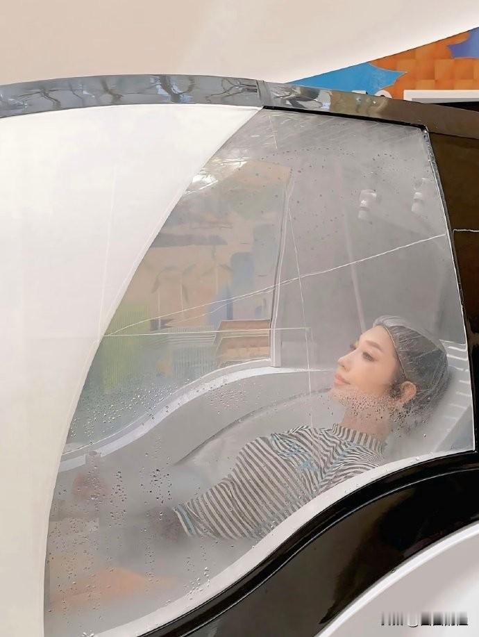 哈哈，日本搞了个自动洗澡机，一台要27万人民币，吓死人！用户躺进那个大椭圆舱里，