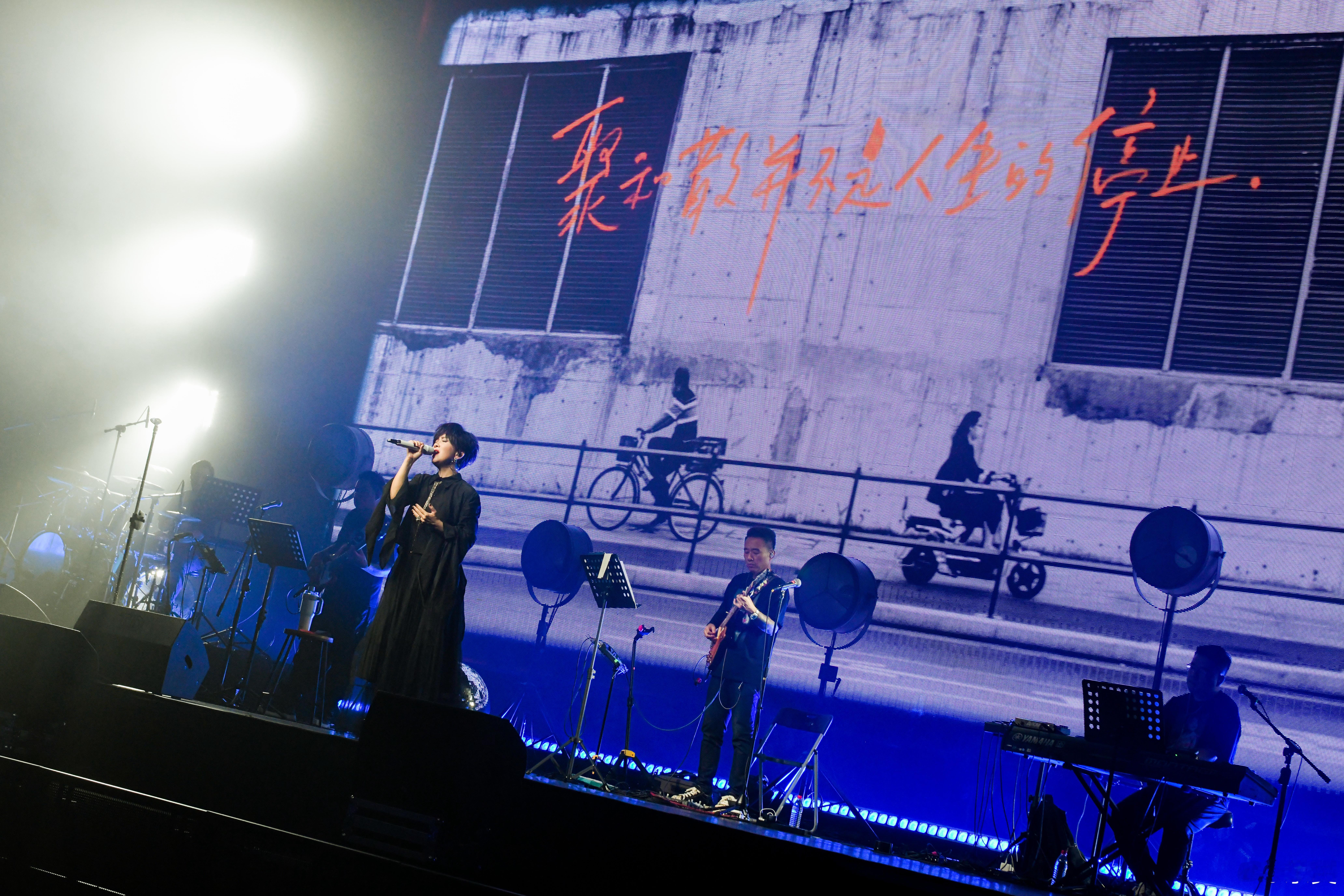 小时候看“中国音乐电视”，听「为你」、「快乐老家」，那时候，带着些许民族风情，明