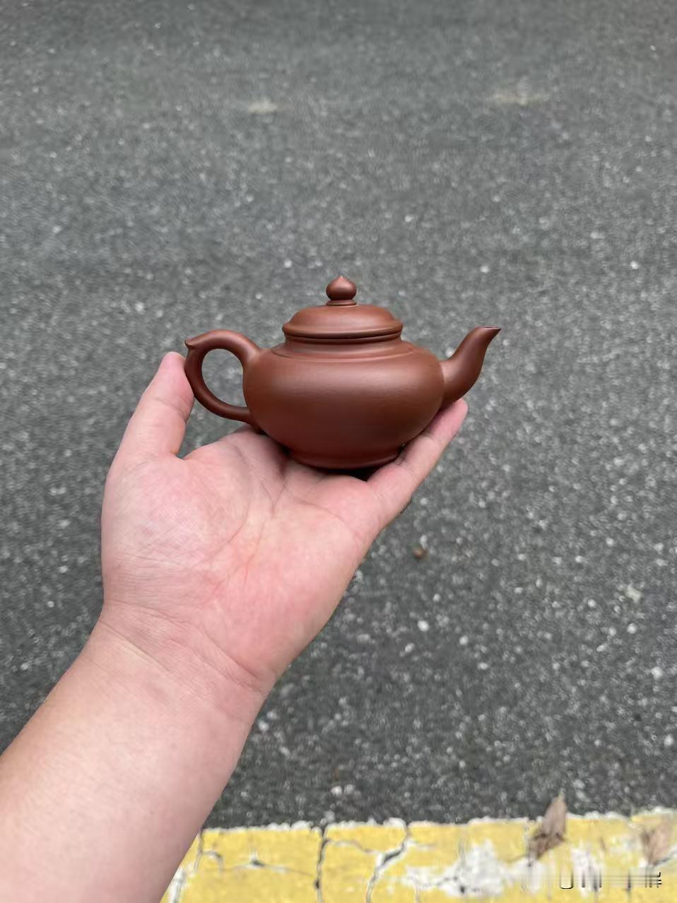 新手壶友适合的器型比如这把笑樱壶，半手工制作泥料紫泥，型体做的不怎么样但是价格几