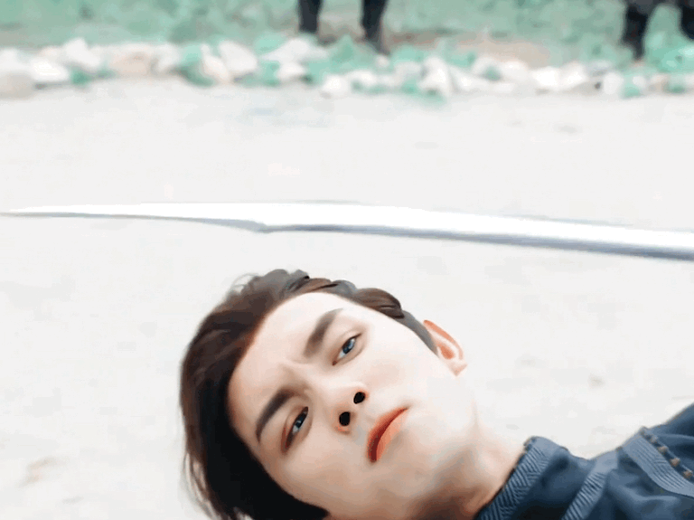 吴磊好像真的会武功 他挥剑的时候手腕会抖那一下，收招的时候呼吸会沉一下。这些小细