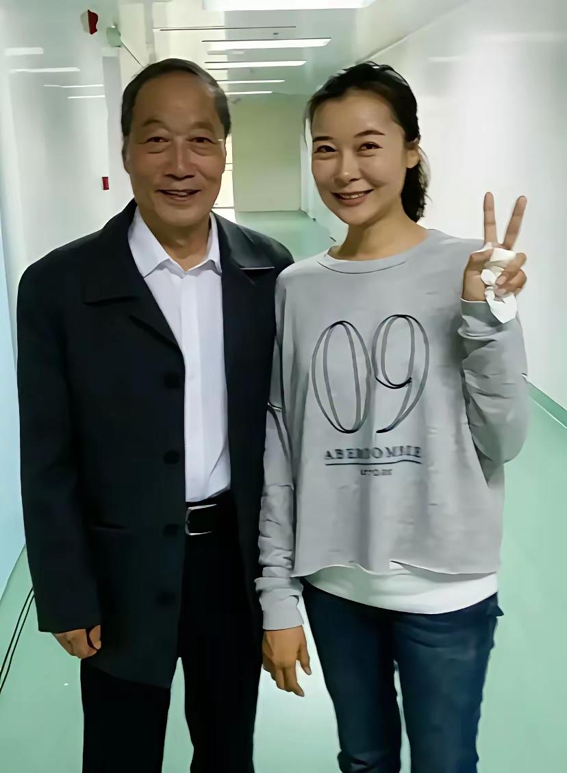 二位老戏骨合影，非常有气质