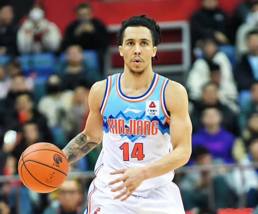 福建男篮vs新疆男篮 的比赛杀到了决胜隘口，跟电影里那段黄飞鸿大战纳兰元述似的。