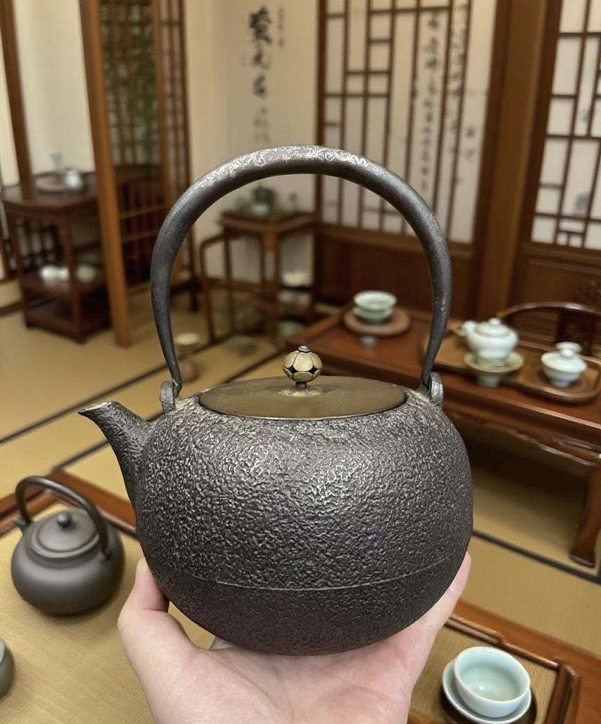 一把雨宫，一把云色。静待佳音。手工瓷器 茶生活 手艺人在抖音 陶瓷艺术之美