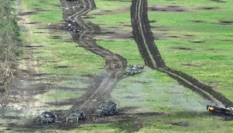 根据弄莫斯科媒体的报道，基辅士兵正在前线疏散上月除战损的豹式坦克和布雷德利步兵战