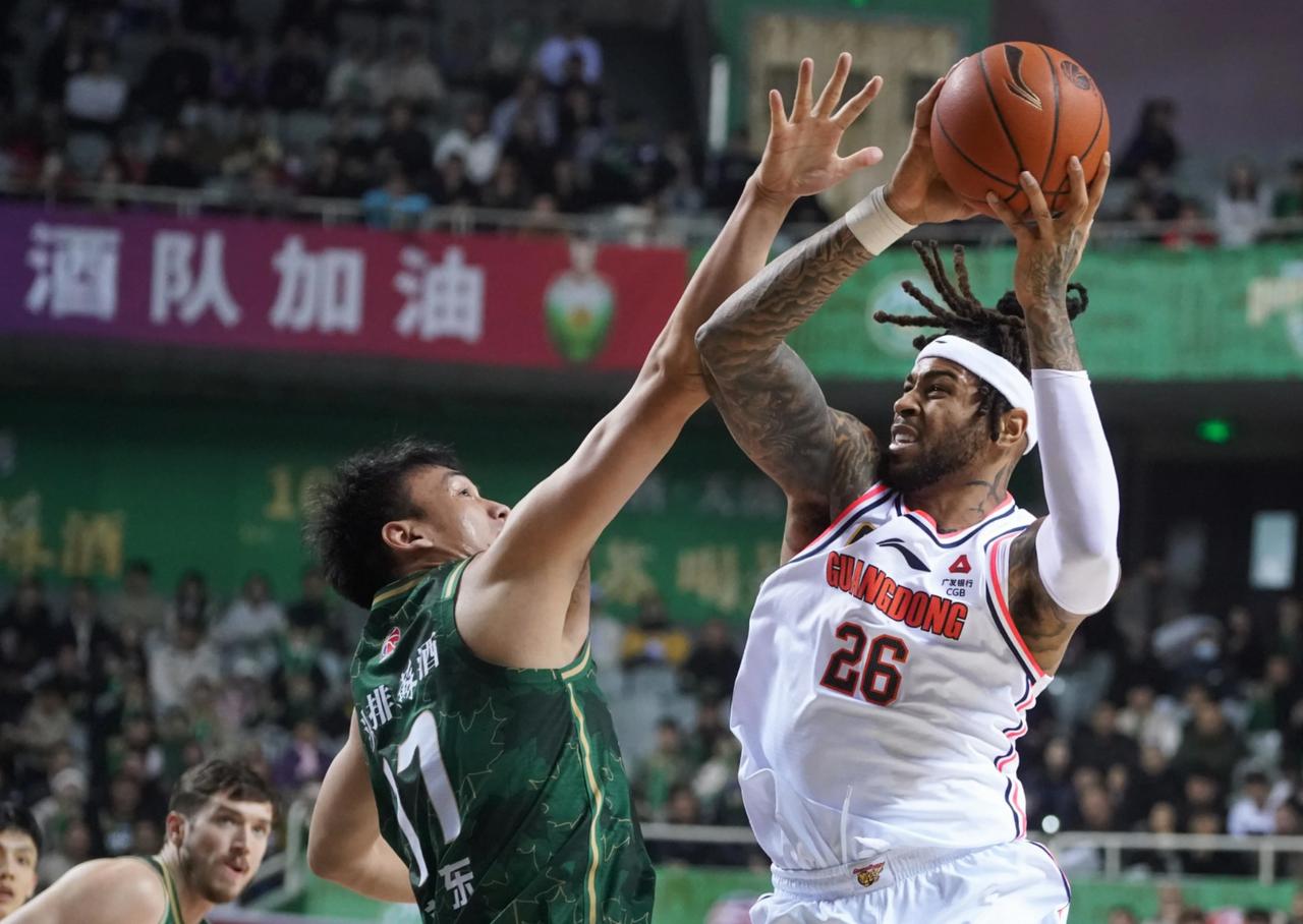 辽宁队终于扬眉吐气！但他们为什么能够以12分的战绩击败新疆队，并斩获新一轮的两连