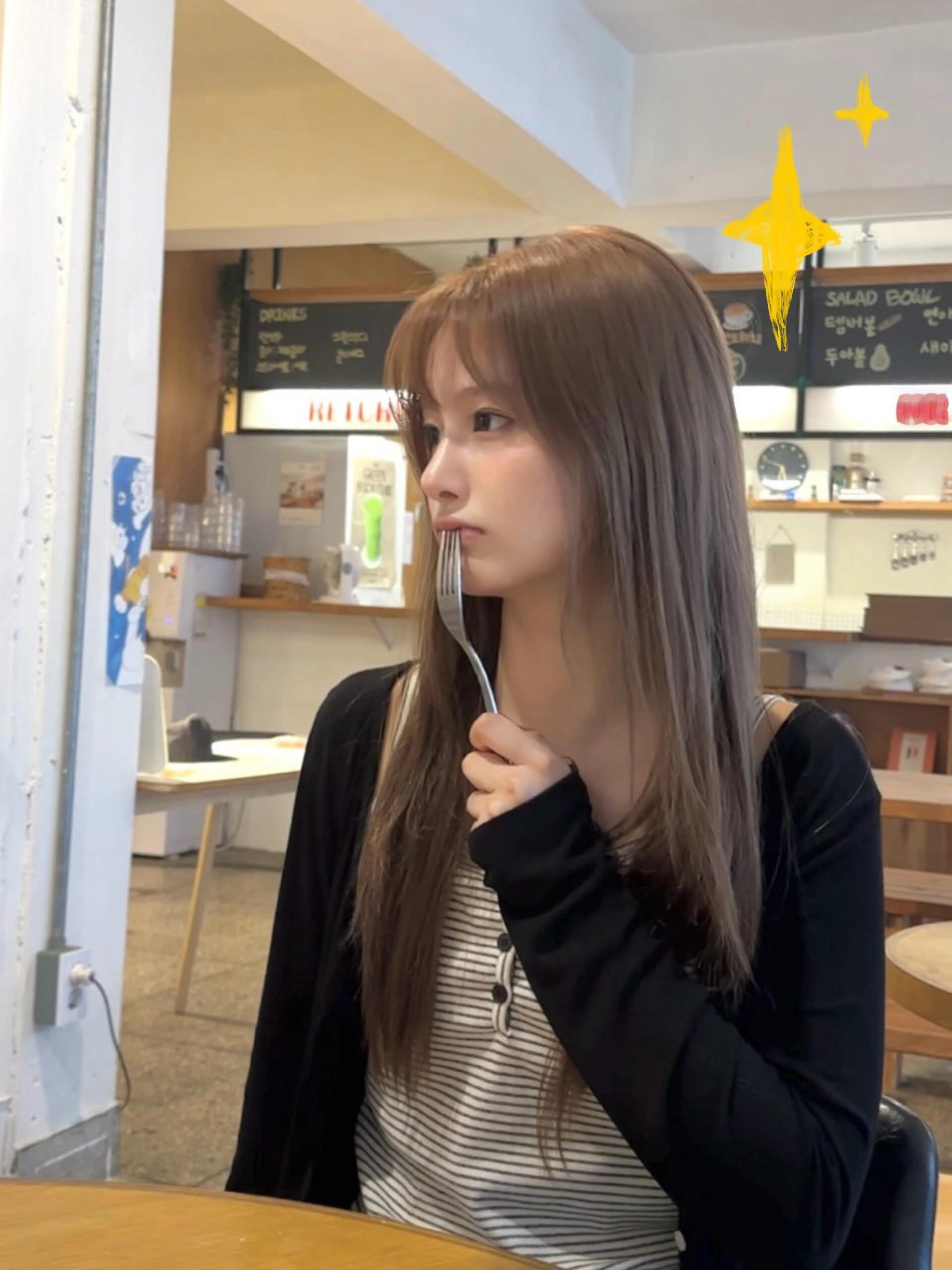 胃果然是情绪器官 吃饭对面要是坐了位这样美女 手里的饭一点也不香了….🥄✨（其