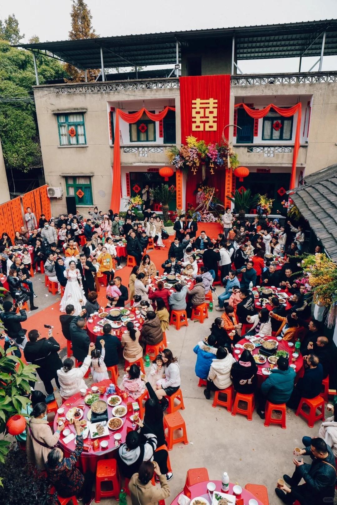 58岁主管的孩子结婚，1张请帖都没发，就简单通知了一下各位同事，说有空的可以去沾