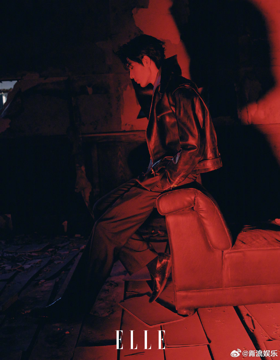 养眼美图张凌赫首个五大女刊封面 首登《ELLE》，玫瑰披风、硬朗西装、青春牛仔，