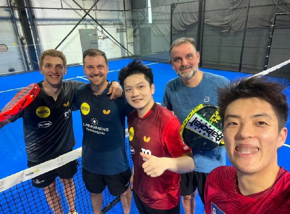 新鲜出炉的海外合影！樊振东和俱乐部欧洲队友休闲玩板式网球的抓拍。
 
一圈欧洲面