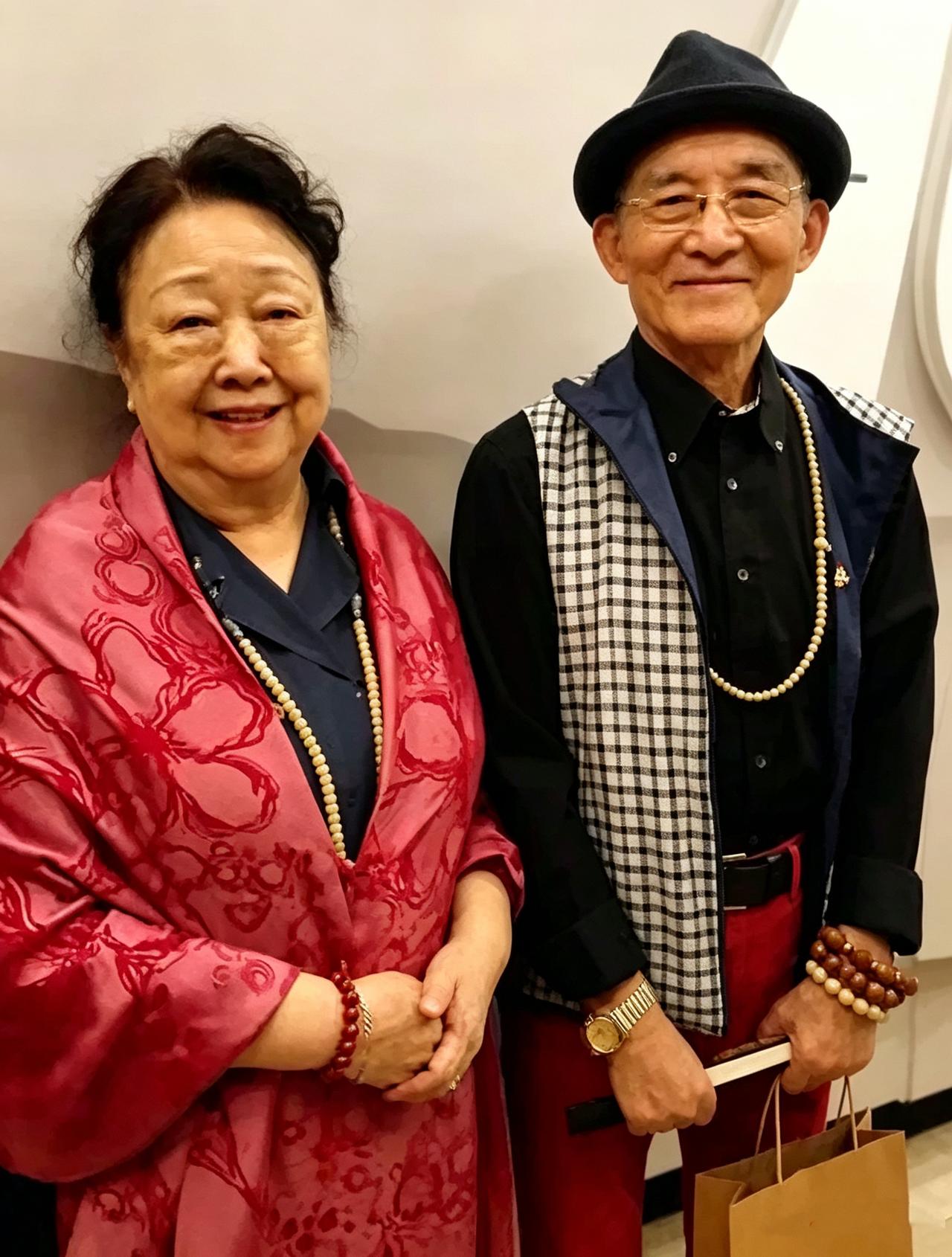 很多人都羡慕游本昌的妻子杨慧华命好，说他运气好，嫁了个帅气、忠诚且才华横溢的丈夫