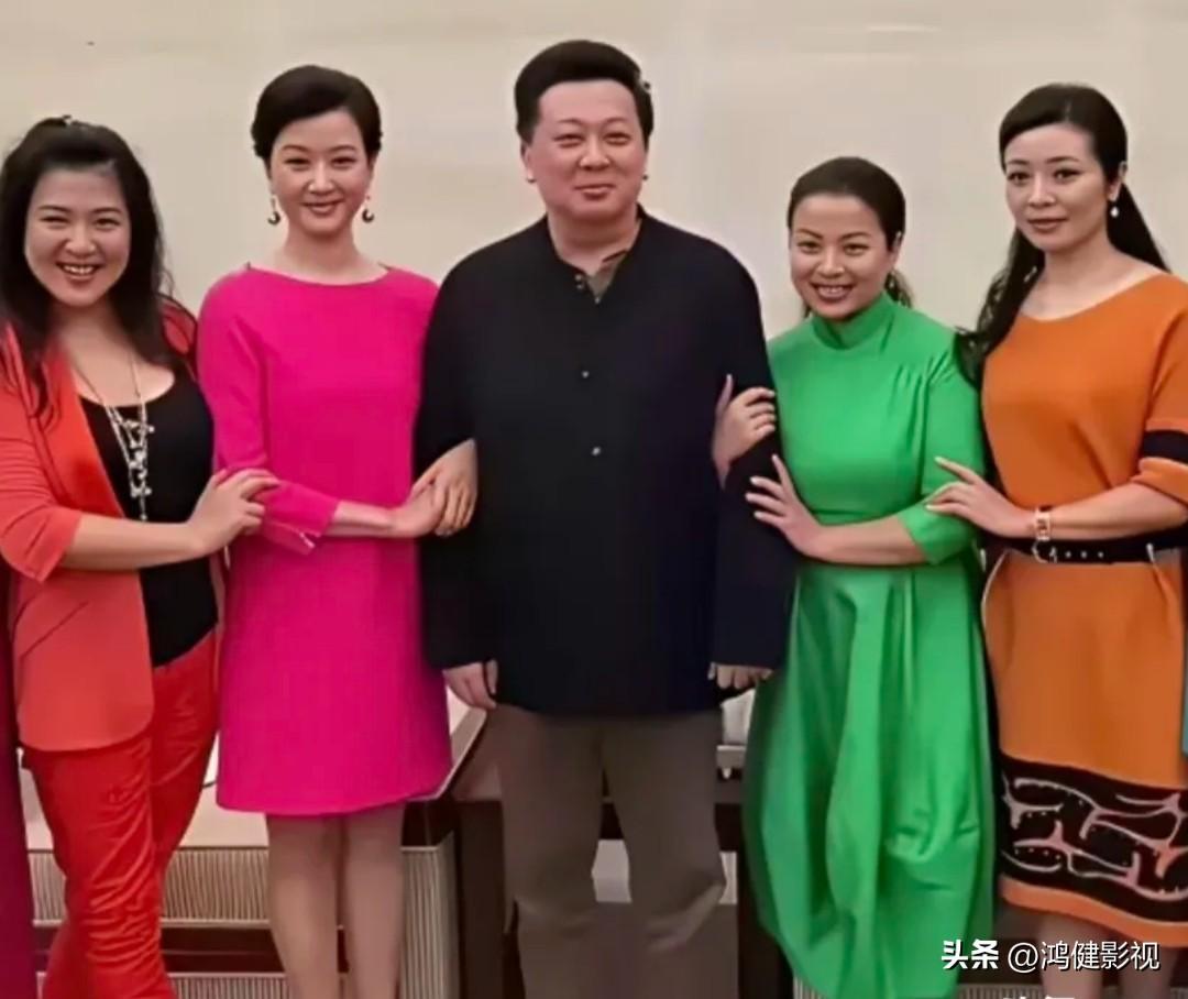 5位明星合影。还是细眉飞扬，明眸善睐的宋祖英气质最好，凭借高挑的身材，白皙的皮肤