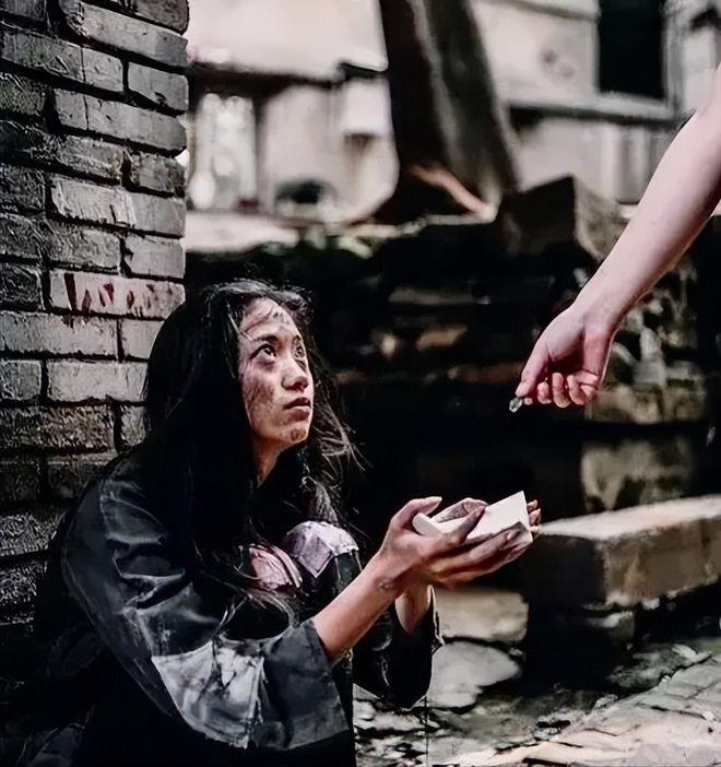 1977年，28岁知青谢炳义给一个女乞丐买了2碗面，哪知，女乞丐一直跟在他身后，