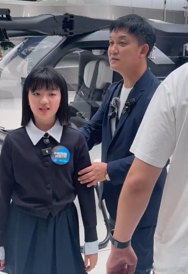 阿拉蕾长这么高了谁能想到阿拉蕾长这么高了！当年的小卷毛萌娃，如今身形挺拔，颜值稳