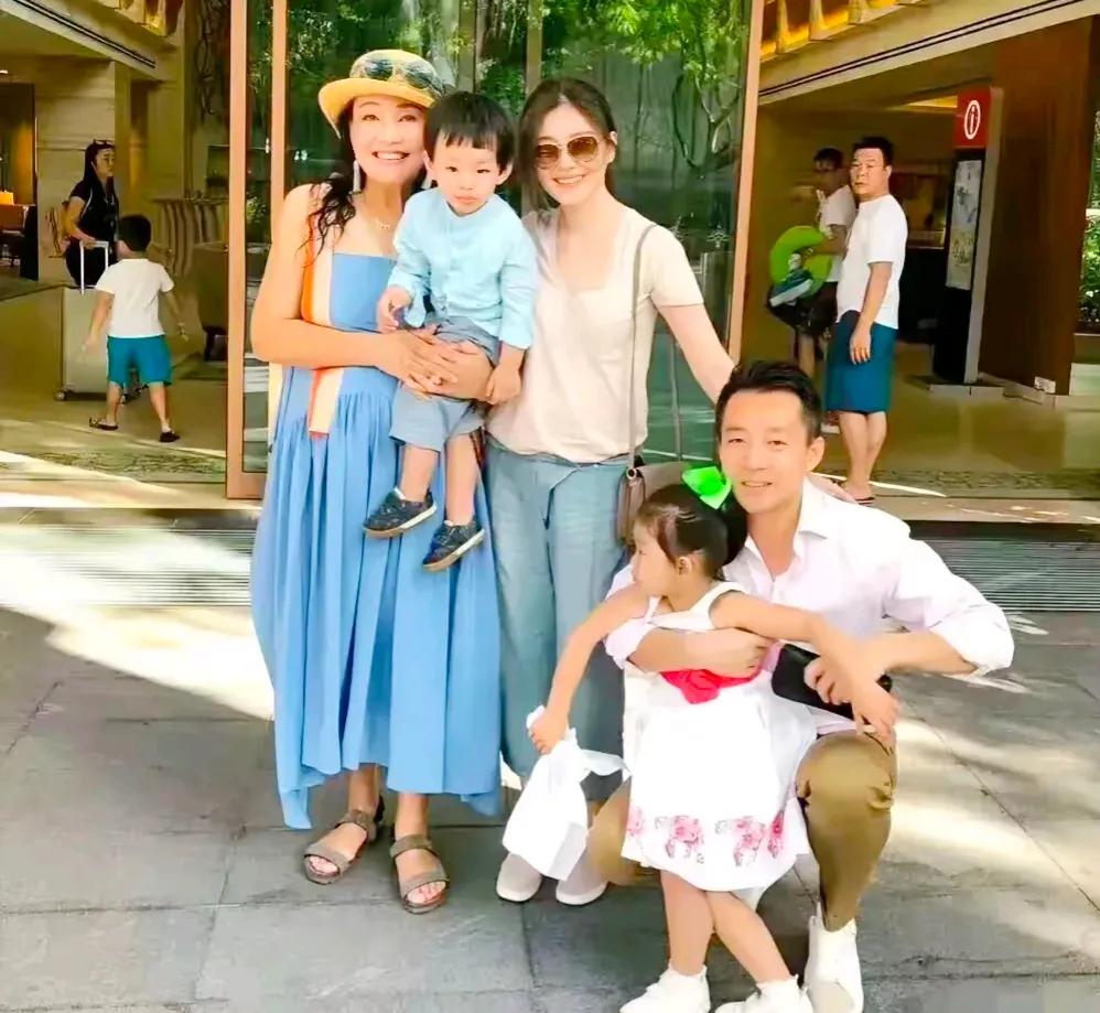 你可曾留意到，汪家府邸近日竟是一片异常的宁静，仿佛连空气中都弥漫着一种默契的沉默